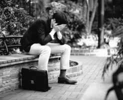 落ち込んでいる男性